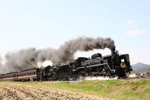 集煙装置付き赤プレートのC571が牽引するSLやまぐち号 | GANREF