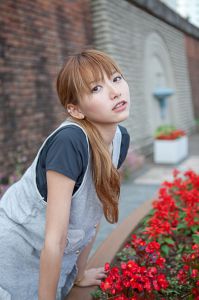 隅田川テラスの花壇の前で 人物 女性 Ganref