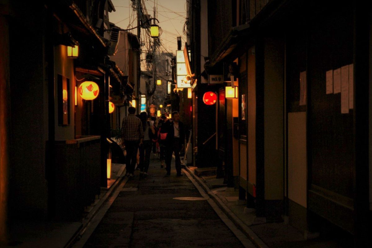 路地に明りが灯る頃 | GANREF