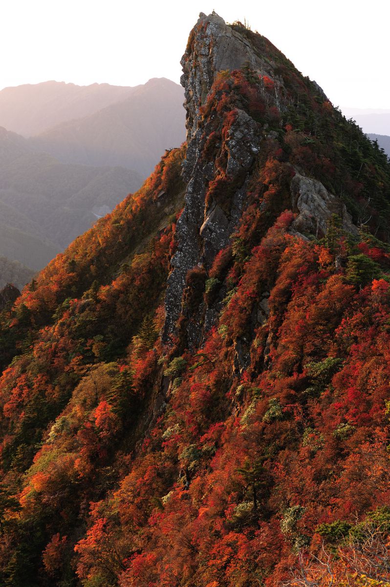 紅葉と朝日に染まる石鎚山天狗岳 Jpg 自然 風景 山 Ganref